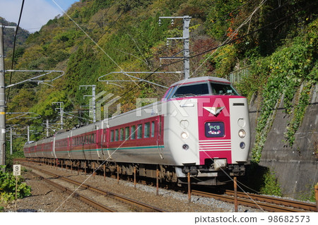 Hakubi Line near Bitchu Takahashi Limited Express Yakumo Series 381 Hakubi Line near Bitchu Takahashi Limited Express Yakumo Series 381 98682573