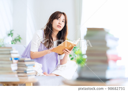 客廳看書的女人 98682731