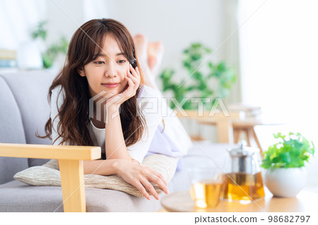 生活方式客廳躺著的女人 98682797