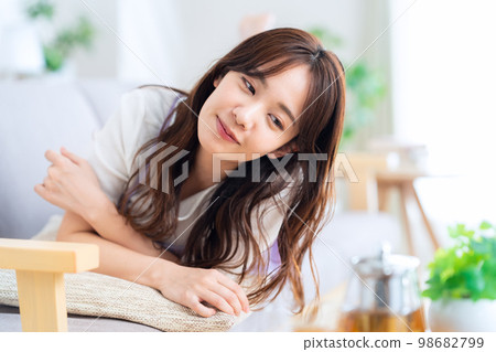 生活方式客廳躺著的女人 98682799