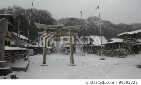 雪和鳥居 雪和鳥居 98683229