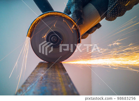 Close-up Metal sawing 98683256