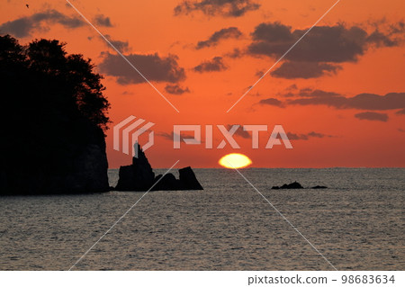 觀陽島和夕陽(高知縣宿毛市觀陽島公園) 觀陽島和夕陽(高知縣宿毛市觀陽島公園) 98683634