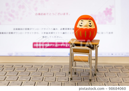 初中入學考試和高中入學考試達摩和合格通知在監視器螢幕上的圖像 98684060