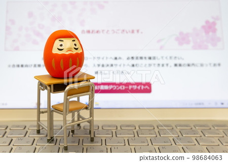 初中入學考試和高中入學考試達摩和合格通知在監視器螢幕上的圖像 初中入學考試和高中入學考試達摩和合格通知在監視器螢幕上的圖像 98684063