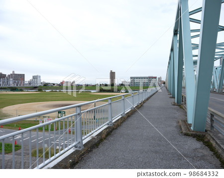 Walk along the Edogawa riverbed 98684332
