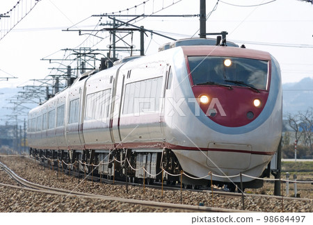 北陸本線 Nishi-Takaoka - Takaoka Hokuetsu Express 681 series 2000 series N11 + N01 formation Hakutaka 98684497