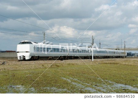 北陸本線加賀笠間～三河JR西日本683系S11編隊（金澤）白鷺 98684510