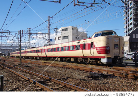 倉敷站附近的山陽本線特急八雲JNR Color 381系列 98684772