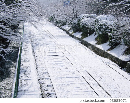 Kyoto Scenery of the snow-covered incline 98685071