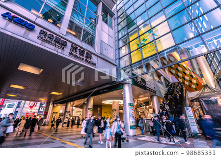 The cityscape of Tokyo in Japan The cold wave past the strongest class passed overnight. “Cold wave over”…Inokashira Line Shibuya Station = January 25 98685331