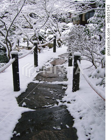 Snow scene of Tenju-an Temple in Nanzenji Temple, Kyoto 98685343