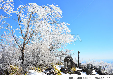 Mt. Akagi in Gunma prefecture in winter with beautiful hoarfrost 98685477