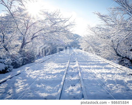 Keage Incline in the snow where light shines 98685884