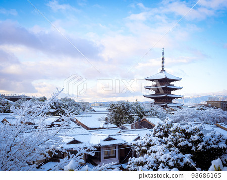 The streets of Kyoto covered in snow 98686165