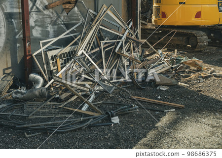 拆除現場加工廢金屬的重型機械 98686375