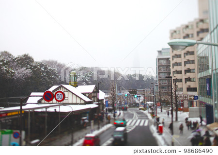 在原宿站前的人行天橋上用Aori鏡頭拍下老原宿站,已經不存在了,原宿站原宿被白雪覆蓋 在原宿站前的人行天橋上用Aori鏡頭拍下老原宿站,已經不存在了,原宿站原宿被白雪覆蓋 98686490