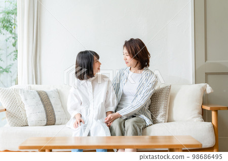 Parent and child mother and child smile 98686495