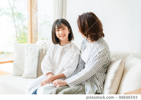 Parent and child mother and child smile Parent and child mother and child smile 98686503
