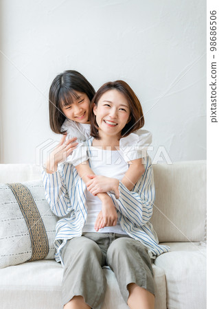 Parent and child mother and child smile 98686506