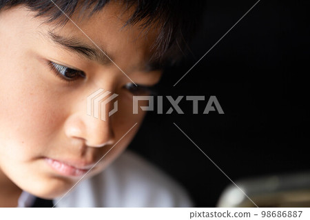 看著終端的孩子 98686887