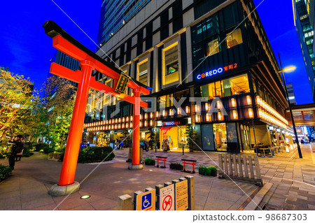 Cityscape of Nihonbashi Muromachi, Tokyo Fukutoku Shrine and cherry blossoms Cityscape of Nihonbashi Muromachi, Tokyo Fukutoku Shrine and cherry blossoms 98687303