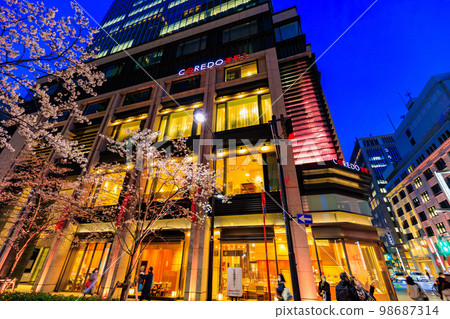 日本橋室町街景、東京Coredo室町街景和盛開的櫻花 日本橋室町街景、東京Coredo室町街景和盛開的櫻花 98687314