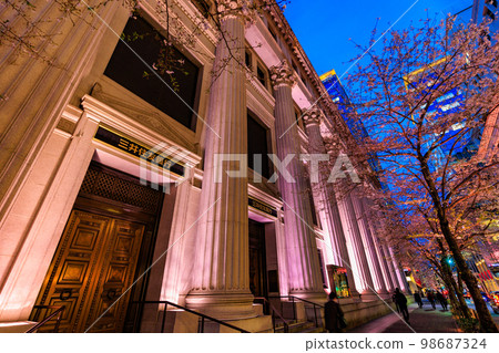 Cityscape of Nihonbashi Muromachi, Tokyo Mitsui Main Building and cherry blossoms in full bloom Cityscape of Nihonbashi Muromachi, Tokyo Mitsui Main Building and cherry blossoms in full bloom 98687324