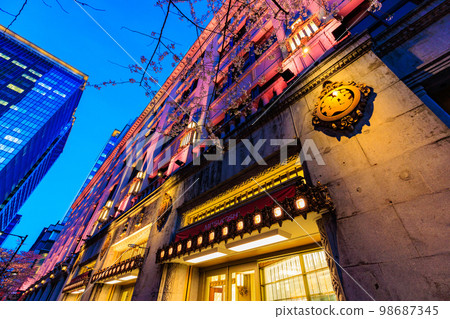 日本橋室町街景、東京日本橋三越總店和盛開的櫻花 日本橋室町街景、東京日本橋三越總店和盛開的櫻花 98687345