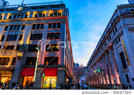 日本橋室町街景、東京日本橋三越總店和盛開的櫻花 日本橋室町街景、東京日本橋三越總店和盛開的櫻花 98687369