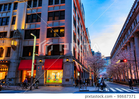 日本橋室町街景、東京日本橋三越總店和盛開的櫻花 日本橋室町街景、東京日本橋三越總店和盛開的櫻花 98687371