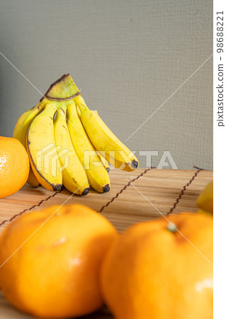 Waiting for fruit bananas and mandarin oranges 98688221