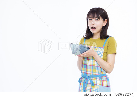 Housewife in her thirties who is in trouble with living expenses Housewife in her thirties who is in trouble with living expenses 98688274