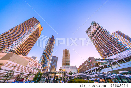 日本川崎城市景觀 武藏小杉站、巴士轉盤、武藏小杉站前的塔樓公寓等景觀。 日本川崎城市景觀 武藏小杉站、巴士轉盤、武藏小杉站前的塔樓公寓等景觀。 98688914