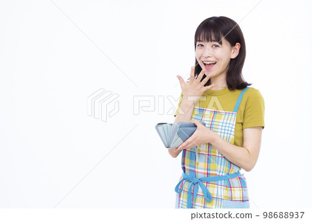 A housewife in her thirties surprised with a wallet 98688937