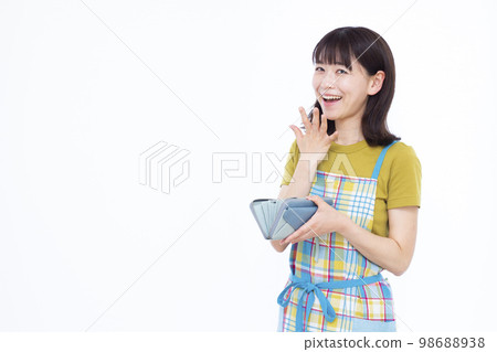 一位 30 多歲的家庭主婦對錢包感到驚訝 98688938