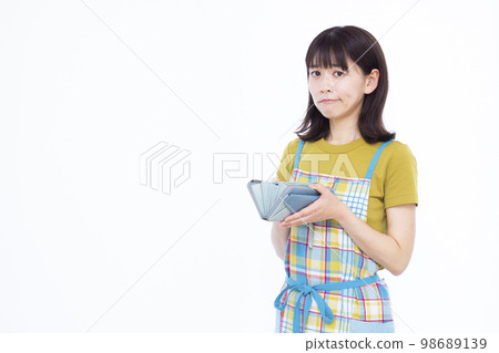 生活費困難的三十多歲家庭主婦 生活費困難的三十多歲家庭主婦 98689139