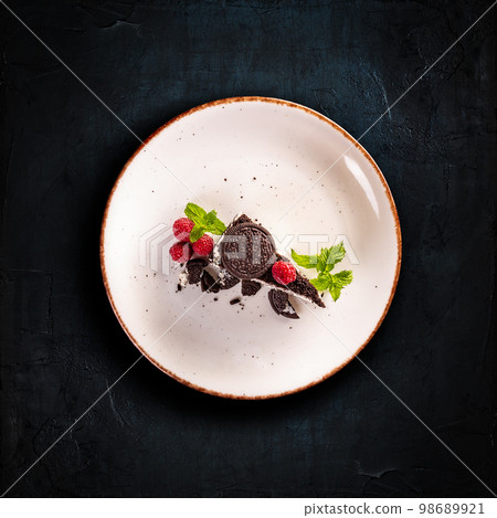Creamy cheesecake with chocolate cookies Creamy cheesecake with chocolate cookies 98689921