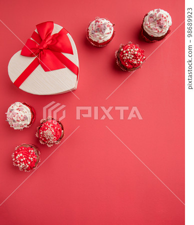 Delicious cupcakes with gift box Delicious cupcakes with gift box 98689923
