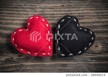 Red and black felt hearts Red and black felt hearts 98690014