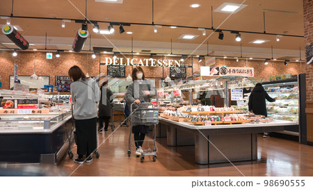 [Osaka Prefecture] Housewives saving money due to rising prices in January 98690555