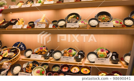 [Osaka Prefecture] January · Restaurant area in the shopping center, lunch with family 98690841