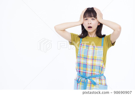 驚訝抱頭的三十多歲家庭主婦 98690907