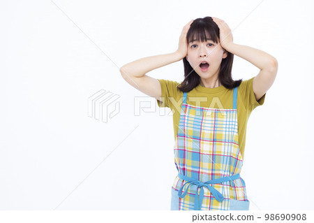 驚訝抱頭的三十多歲家庭主婦 98690908