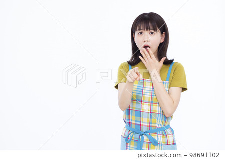A surprised housewife in her thirties 98691102