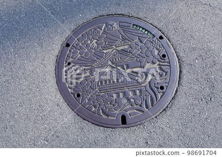 Manhole of Osaka Castle Manhole of Osaka Castle 98691704