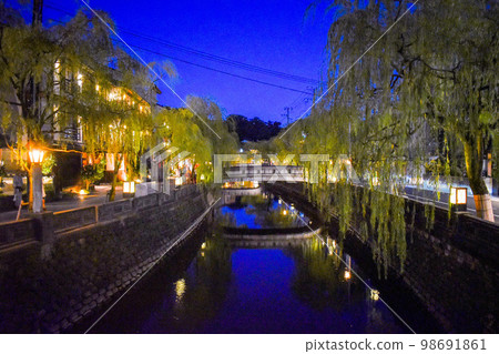 城崎溫泉 溫泉街風景_夜景、溫泉觀光、散步 98691861