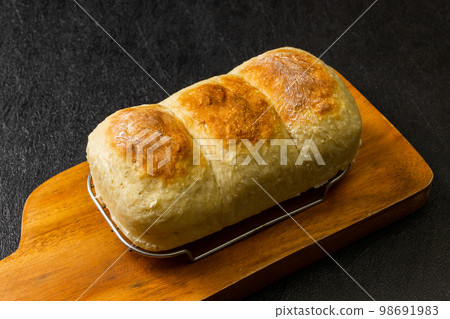 戶外新鮮出爐的手工麵包 戶外新鮮出爐的手工麵包 98691983