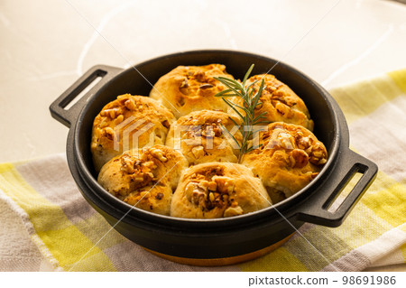 戶外新鮮出爐的手工麵包 戶外新鮮出爐的手工麵包 98691986