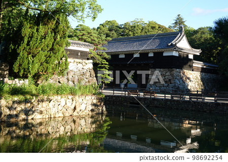 土佐藩的第一代藩主山內一豐和為國寶高知城奠基的妻子千代。 98692254